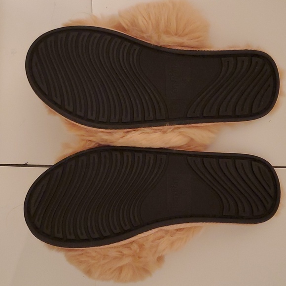 🤩New family pro fur fluffy slippers size small fits 7, 7.5, 8 - Picture 6 of 12